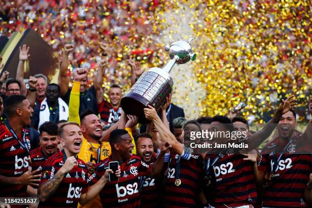 Players of Flamengo celebrates with the trophy during the final match of Copa CONMEBOL Libertadores 2019 between Flamengo and River Plate at Estadio...