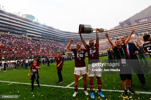 Gabriel Barbosa and Diego Ribas of Flamengo celebrates with the tropy after winning the final match of Copa CONMEBOL Libertadores 2019 between...