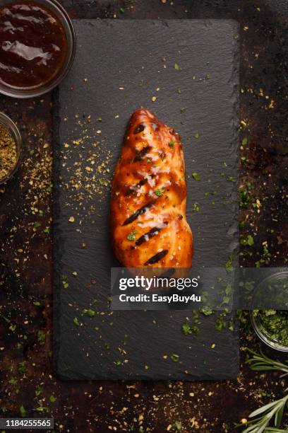 pechuga de pollo asada a la parrilla con condimento - pollo a la plancha fotografías e imágenes de stock