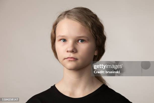 tiener meisje close-up studio portret - paardenstaart haar naar achteren stockfoto's en -beelden