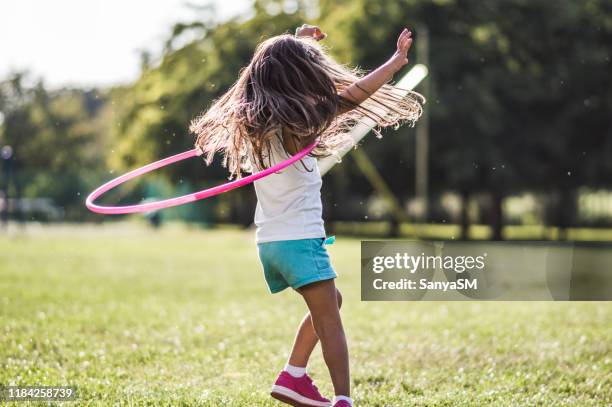 mooi meisje met hula hoop - class hula hoop stockfoto's en -beelden