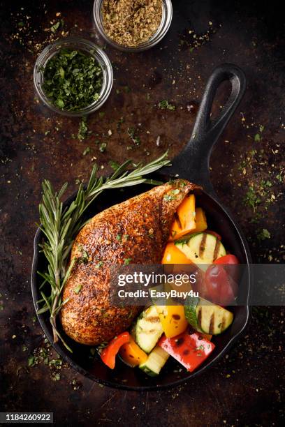 pechuga de pollo asada y verduras a la parrilla - pollo asado fotografías e imágenes de stock