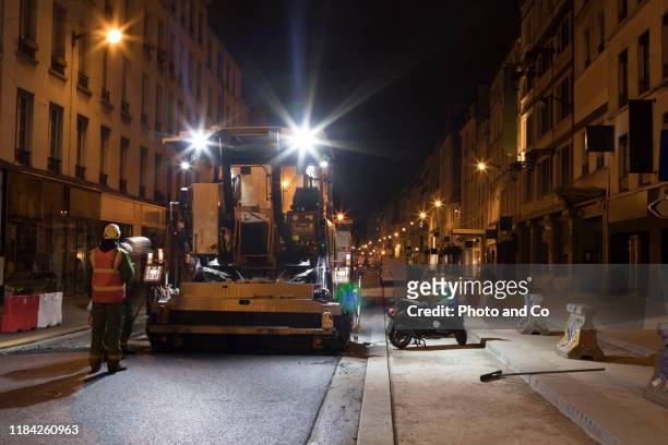 roadworks. to asphalt a road - work sites night stock pictures, royalty-free photos & images