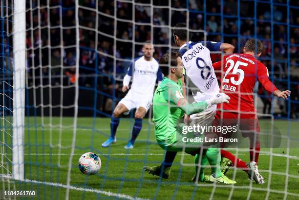 Thomas Mueller of Bayern Muenchen scores the winning goal during the DFB Cup second round match between VfL Bochum and Bayern Muenchen at Vonovia...