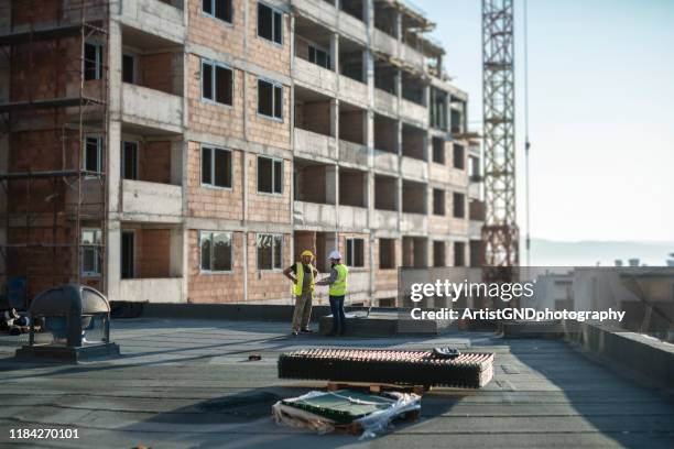 architekten, die auf der baustelle arbeiten. - business man overseeing blueprints outdoor stock-fotos und bilder