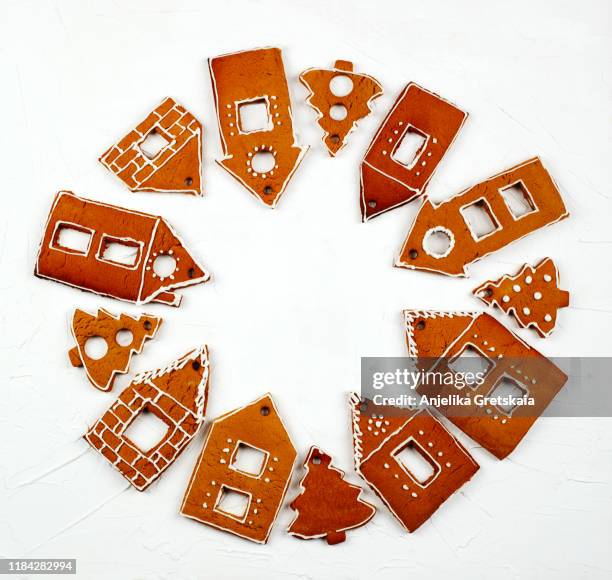 christmas gingerbread houses.christmas wreath. christmas background with gingerbread cookies - gingerbread house stock pictures, royalty-free photos & images