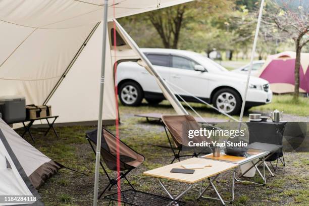 enjoy camping with a car - tarpaulin 個照片及圖片檔