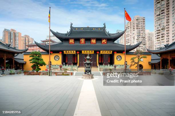 view of jade buddha temple in shanghai, china. chinese buddhist temples, the current temple draws from both the pure land and chan traditions of mahayana buddhism. - boeddha stockfoto's en -beelden