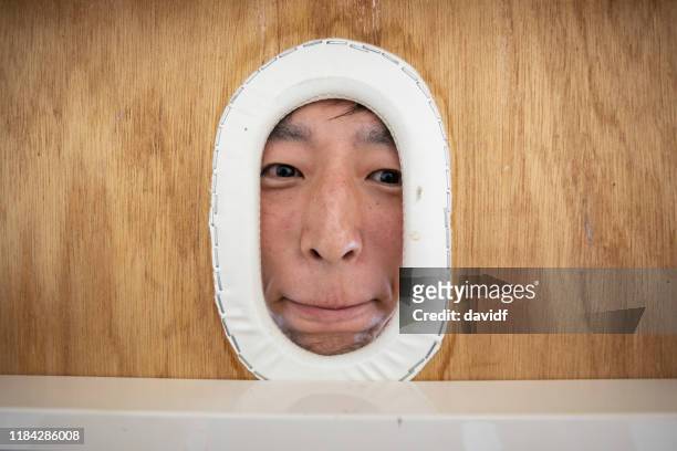 マッサージを受けるアジア人男性の顔 - マッサージ台 ストックフォトと画像