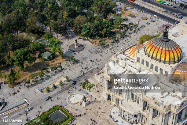 luchtfoto van het paleis voor schone kunsten en de alameda - palacio de bellas artes stockfoto's en -beelden