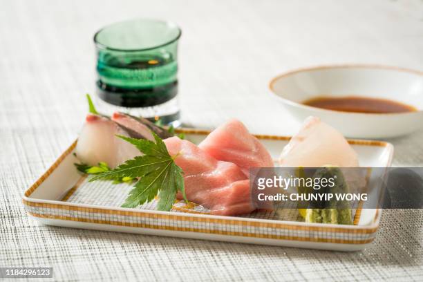 close-up van heerlijke sashimi op een bord - fresh wasabi stockfoto's en -beelden