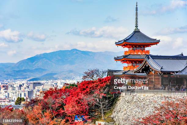 three storeys pagoda of kiyomizudera temple in autumn, kyoto, japan - kiyomizu dera temple foto e immagini stock