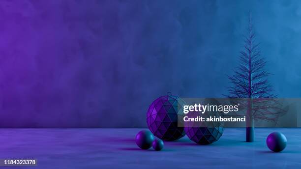 3d kerstboom en ornamenten met neon lichten op zwarte achtergrond - blue winter tree stockfoto's en -beelden