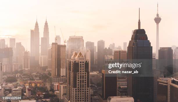 panoramisch uitzicht op de zonsopgang in kuala lumpur. - menara kuala lumpur tower stockfoto's en -beelden