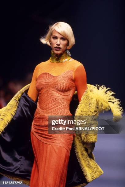 Emma Sjöberg au défilé Prêt-à-Porter de Christian Lacroix, collection Printemps/Hiver 96/97 à Paris en mars 1996, France.