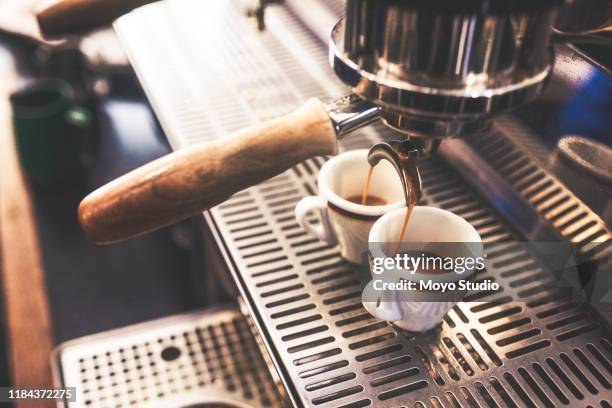 twee verse, warme en sterke bekers komen recht omhoog - espressomachine stockfoto's en -beelden