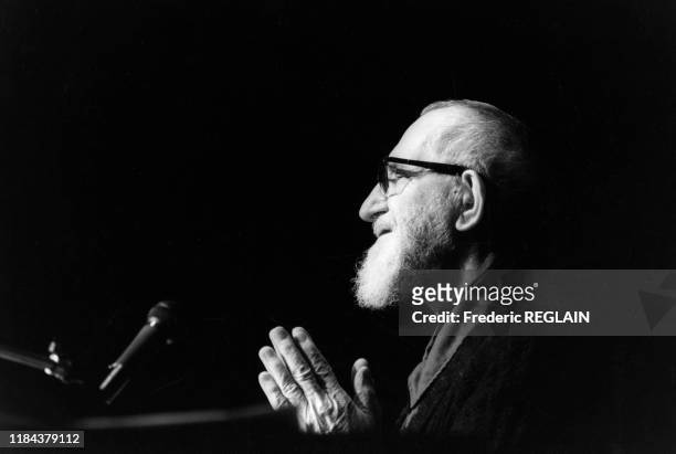 Abbé Pierre lors d'une conférence de presse sur la nouvelle pauvreté au Palais des Congrès de Paris le 23 novembre 1984, France.