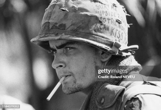 Charlie Sheen lors du tournage du film 'Platoon' réalisé par Oliver Stone en avril 1986, Philippines.