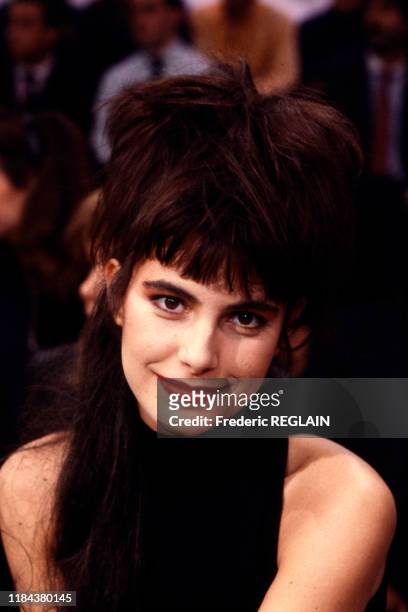 La chanteuse Lio sur le plateau du 'Grand échiquier' à Paris le 19 novembre 1986, France.