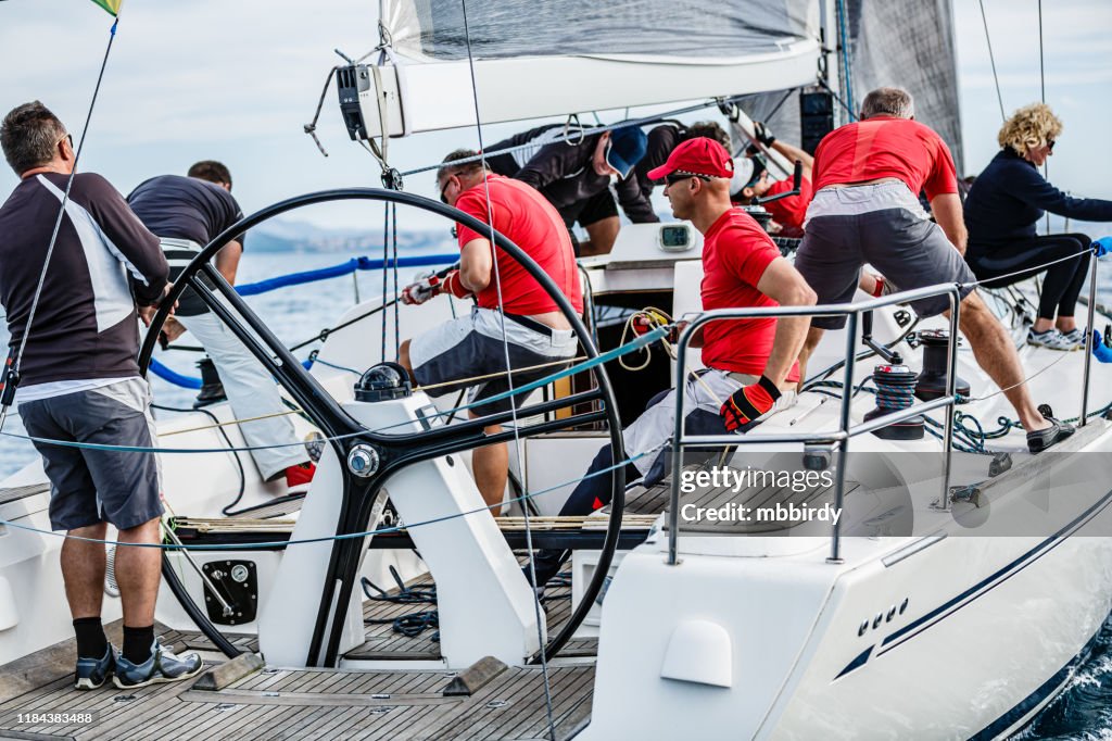 Équipage de voile sur le voilier sur la régate