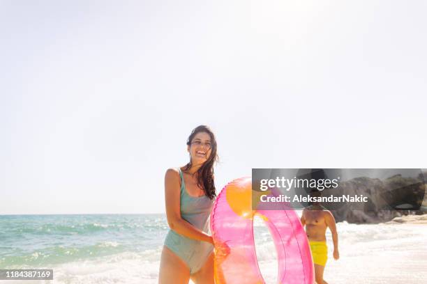 onze ochtend op het strand - opblaasband stockfoto's en -beelden