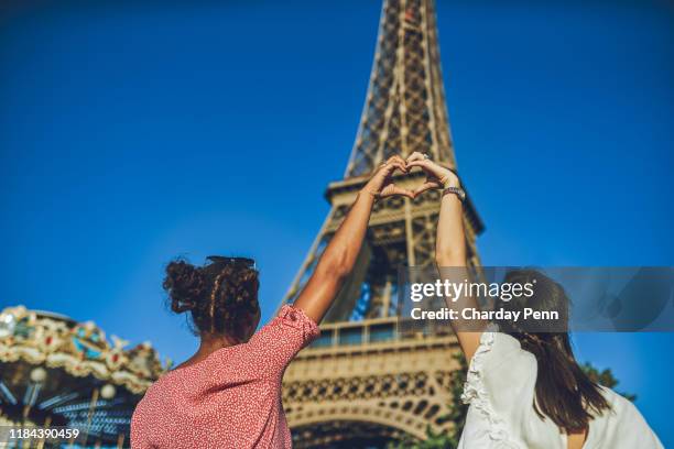 paris, pour toujours dans nos cœurs - pride paris photos et images de collection