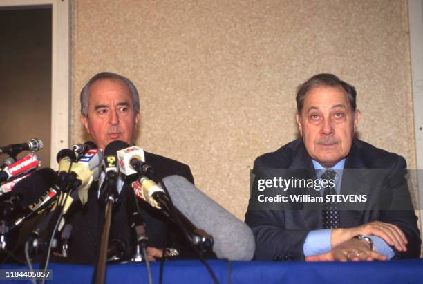 Édouard Balladur et Charles Pasqua donnent une conférence de presse après le dénouement de la prise d'otages du vol Air France 8969 sur l'aéroport de...