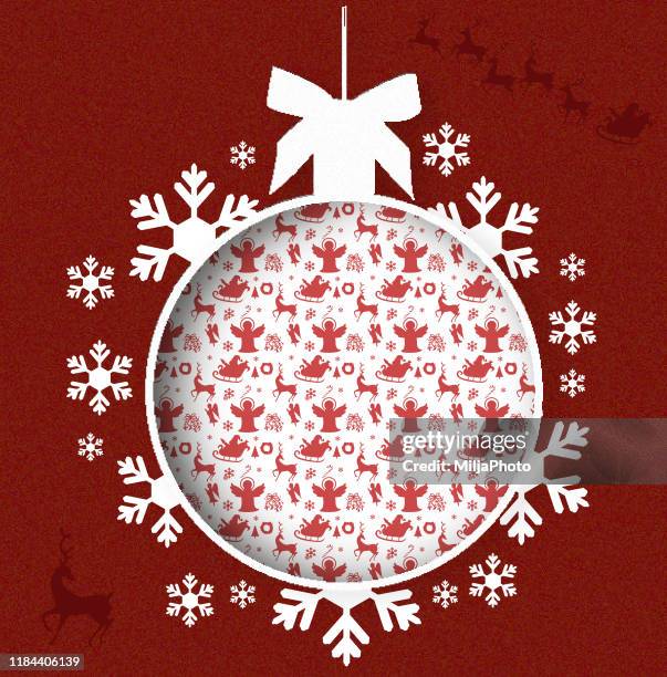 ilustraciones, imágenes clip art, dibujos animados e iconos de stock de colgando bolas de navidad sobre fondo rojo - duvet