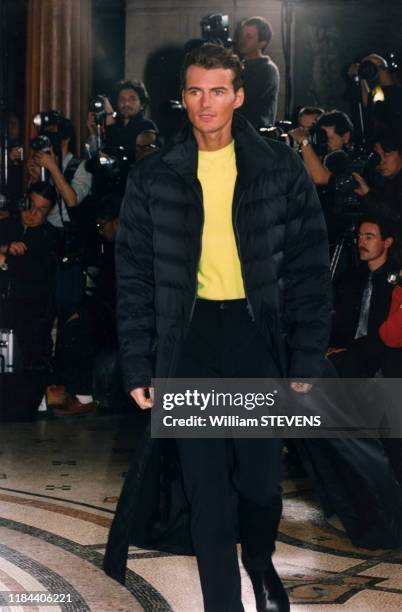 Mannequin présentant une doudoune longue de la collection pour hommes de Masamoto, à Paris, France le 23 janvier 1997.