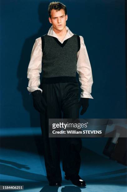 Mannequin présentant un modèle de gilet sans manches de la collection pour hommes de Olivier Strelli, à Paris, France le 23 janvier 1997.