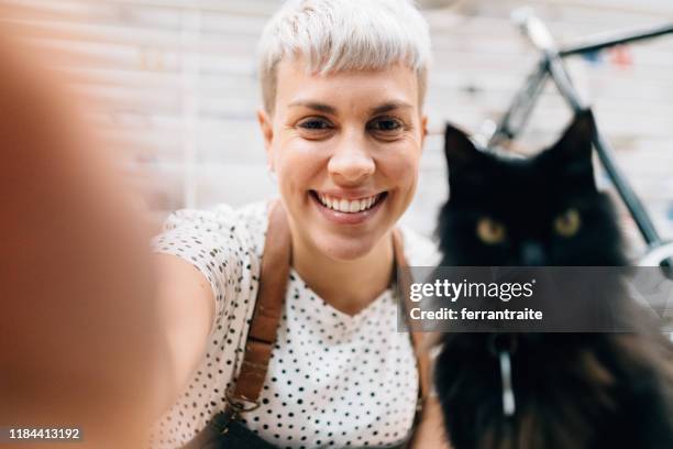 porta l'animale domestico al lavoro giorno - blonde woman selfie foto e immagini stock