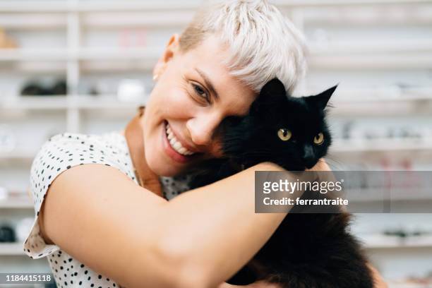 breng huisdier naar werkdag - cat and owner stockfoto's en -beelden