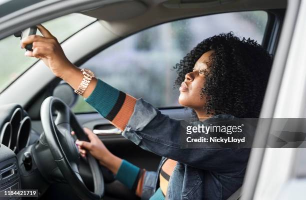 sicherstellen, dass sie eine klare sicht hat - vehicle mirror stock-fotos und bilder