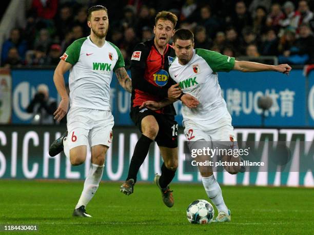 November 2019, Bavaria, Augsburg: Soccer: Bundesliga, FC Augsburg - Hertha BSC, 12th matchday in the WWK-Arena. Augsburg's Raphael Framberger and...