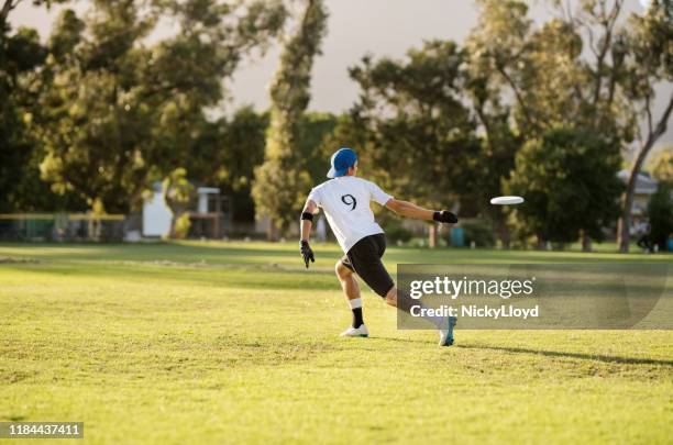 acción de frisbee definitiva - frisbee fotografías e imágenes de stock