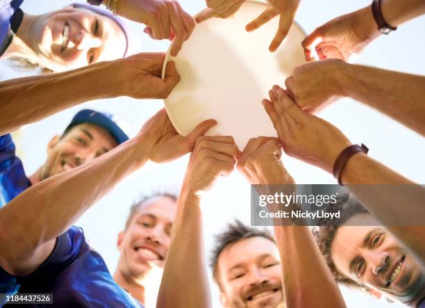 we zijn sterker als we als team spelen - ultimate frisbee stockfoto's en -beelden