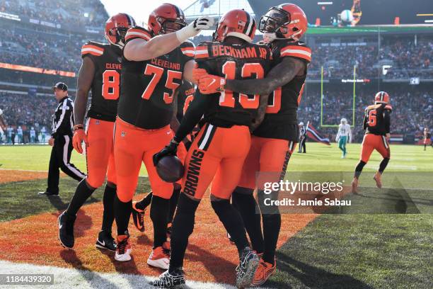 Odell Beckham Jr. #13 of the Cleveland Browns celebrates his 35-yard touchdown catch with teammates Joel Bitonio of the Cleveland Browns and Jarvis...