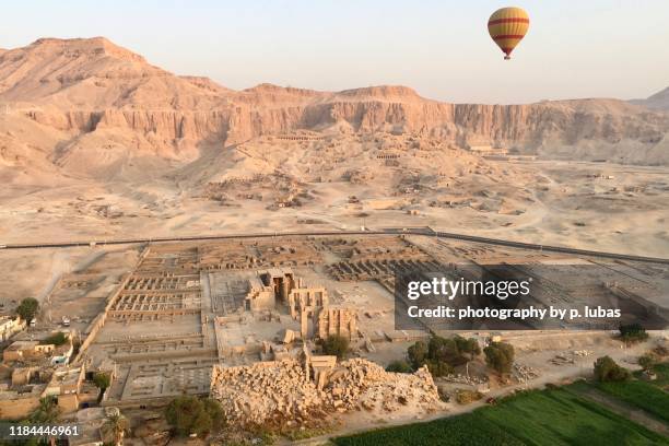 the ramesseum ruins - luxor, egypt - valle de los reyes fotografías e imágenes de stock