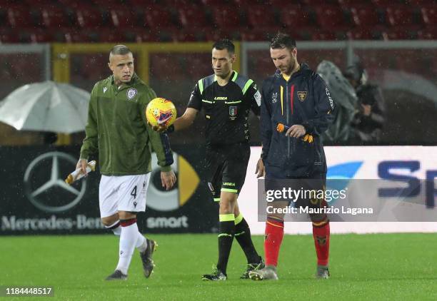 The referee Maurizio Mariani during the pitch inspection with Radja Nainggolan and Fabio Lucioni before the Serie A match between US Lecce and...