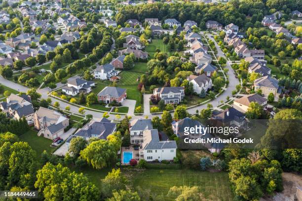 aerial view of suburban neighborhood - distrito residencial fotografías e imágenes de stock