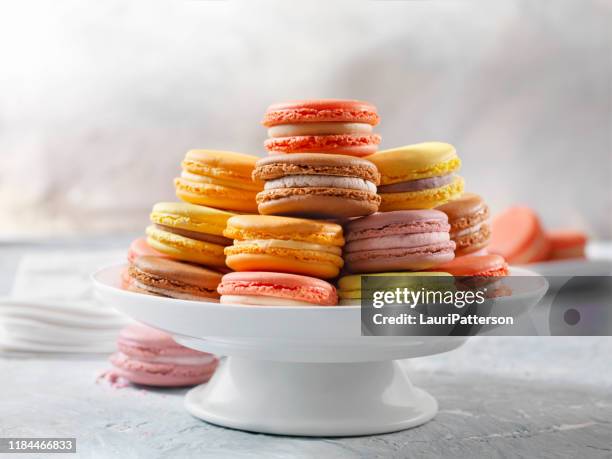 plateau van veelkleurige bitterkoekjes - kokosmakroon stockfoto's en -beelden