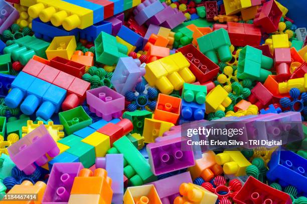 plastic building blocks for colorful background - kit modelo - fotografias e filmes do acervo