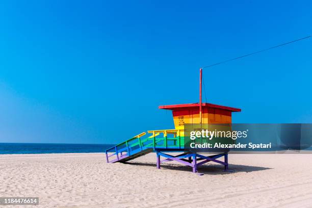 lifeguard hut painted in rainbow colors in venice beach, los angeles, california - cabina del guardaspiaggia foto e immagini stock