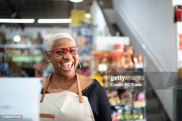 cassiere felice che lavora all'ingrosso - female supermarket foto e immagini stock