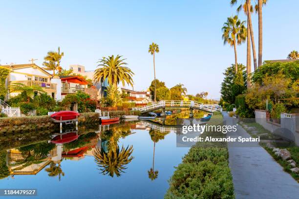 residential building along venice canals in venice, los angeles, california - venice beach foto e immagini stock