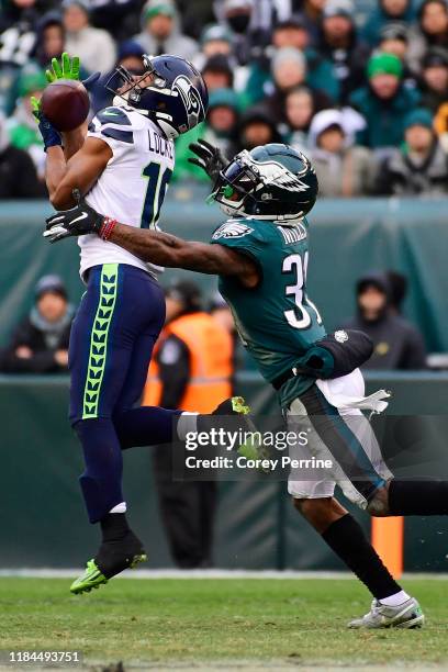 Tyler Lockett of the Seattle Seahawks hauls in a reception against Jalen Mills of the Philadelphia Eagles during the fourth quarter at Lincoln...