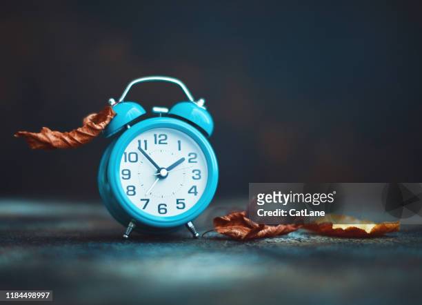 time for fall. alarm clock with leaves. daylight savings time. - cronógrafo imagens e fotografias de stock