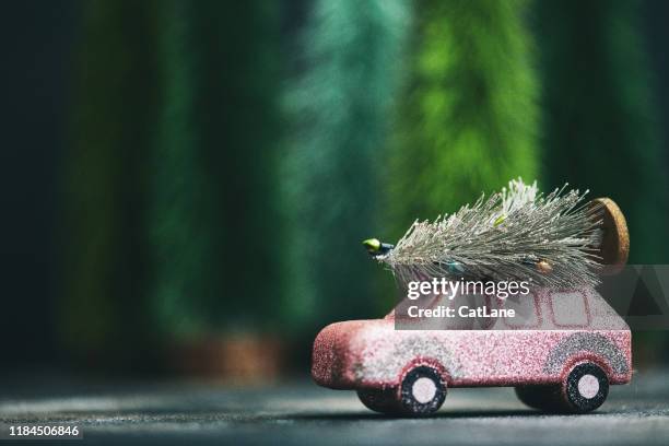 roze autotrans port kerstboom. kerst vakantie achtergrond. - christmas background green stockfoto's en -beelden