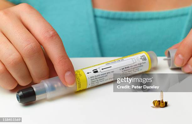 woman preparing epipen for wasp sting - allergy doctor stockfoto's en -beelden