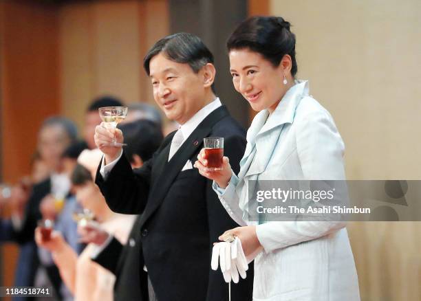 Emperor Naruhito and Empress Masako toast glasses during the 'Kyoen-no-Gi' banquet celebrating the enthronement at the Imperial Palace on October 29,...